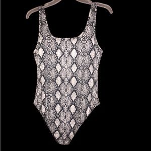 Sz medium white and black print body suit